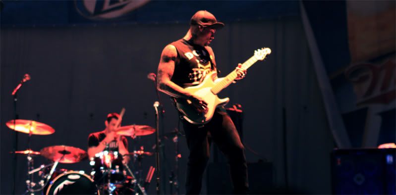 IMAGE: http://i62.photobucket.com/albums/h117/Artekka/Good%20Charlotte/Benji1sm.jpg