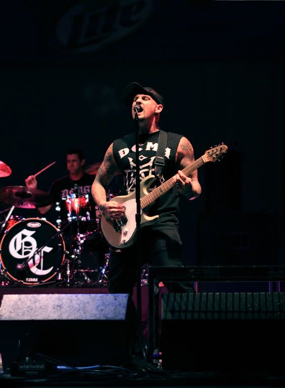 IMAGE: http://i62.photobucket.com/albums/h117/Artekka/Good%20Charlotte/Benji2Colorsm1.jpg