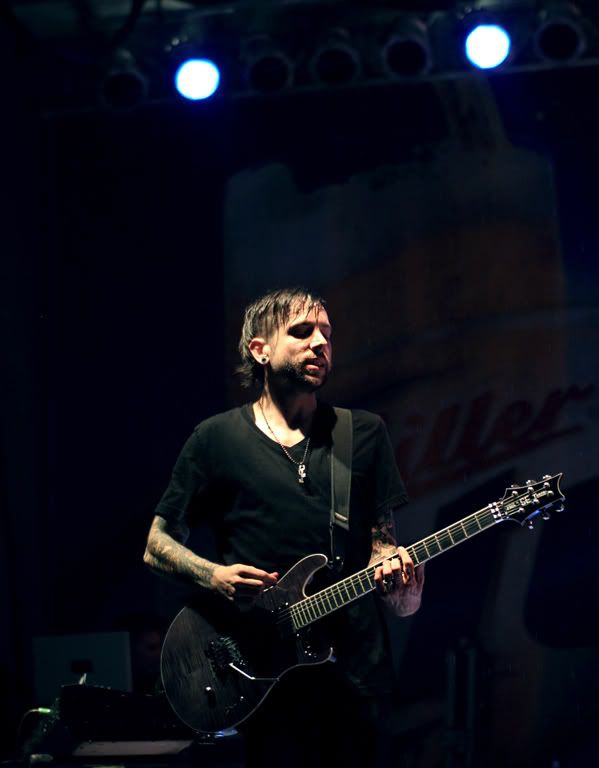 IMAGE: http://i62.photobucket.com/albums/h117/Artekka/Good%20Charlotte/Billy1Colorsm1.jpg