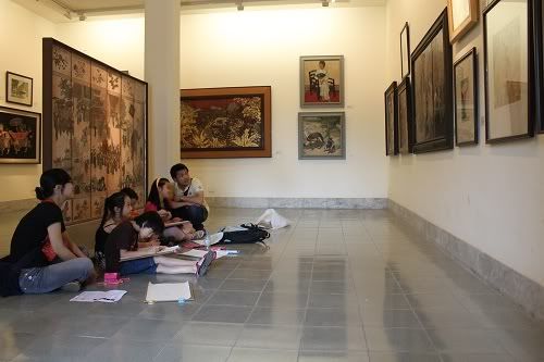 các bé đang vẽ tại Bảo tàng Mỹ thuật Hà Nội