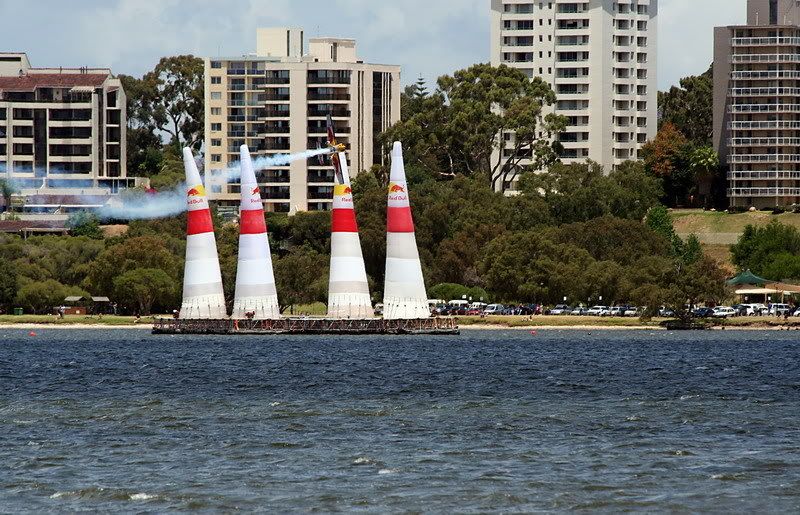 IMAGE: http://i62.photobucket.com/albums/h83/reggie_52/Perth%20Red%20Bull%20Air%20Race%202006/IMG_1601.jpg