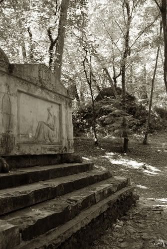 La tombe de Louise Dupin dans la forêt de Chenonceau